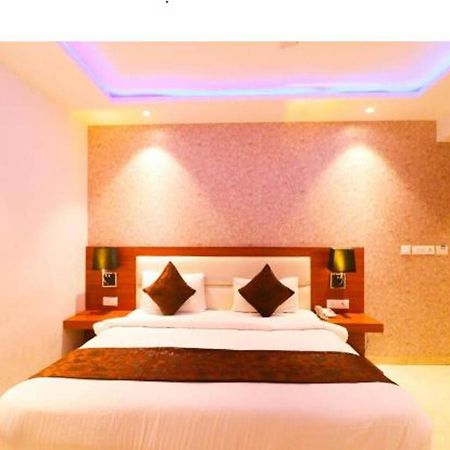 Hotel Royal Sky Luxury Near Delhi Airport นิวเดลี ภายนอก รูปภาพ