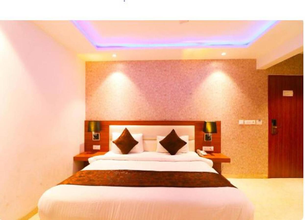 Hotel Royal Sky Luxury Near Delhi Airport นิวเดลี ภายนอก รูปภาพ