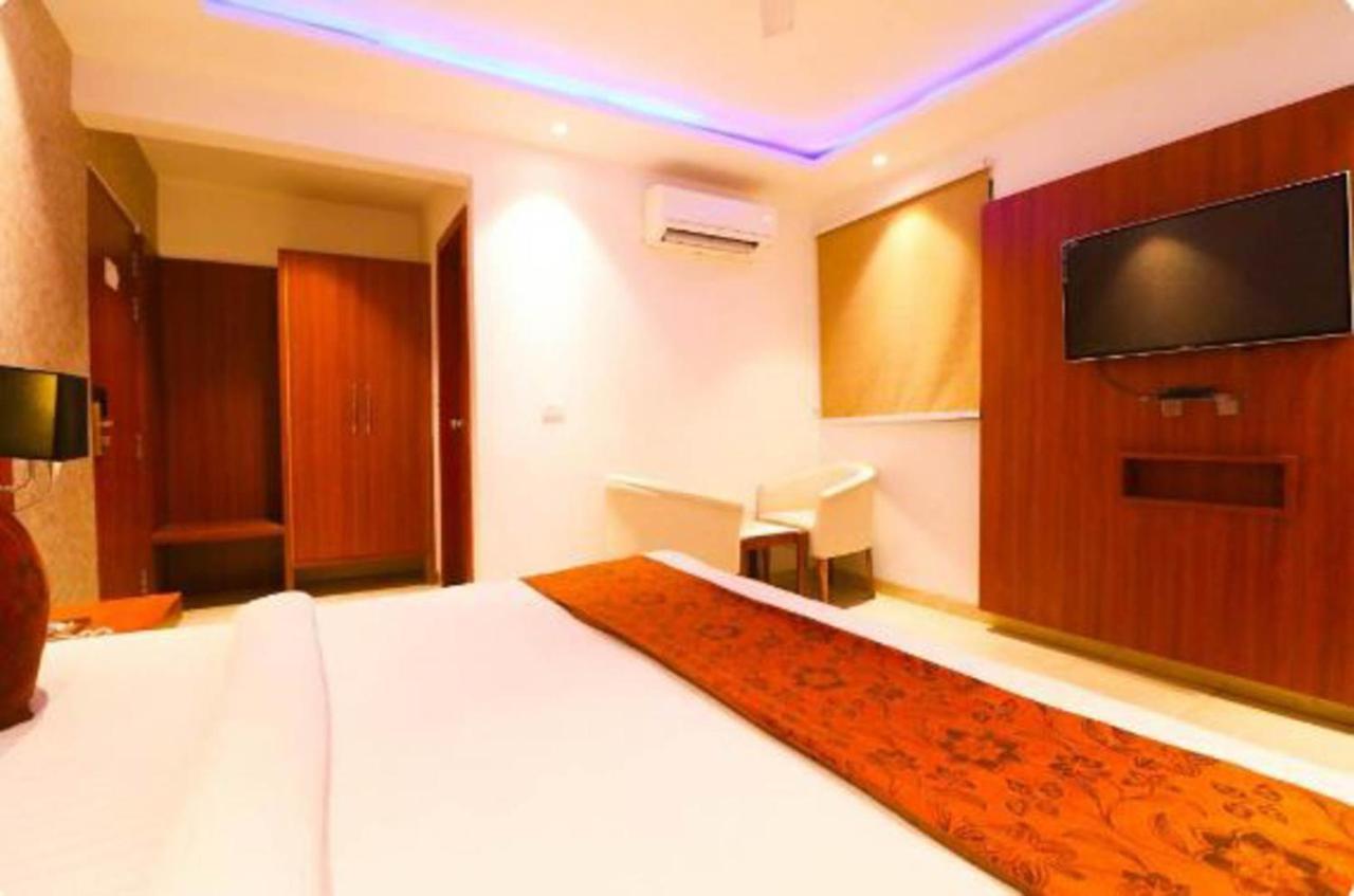 Hotel Royal Sky Luxury Near Delhi Airport นิวเดลี ภายนอก รูปภาพ