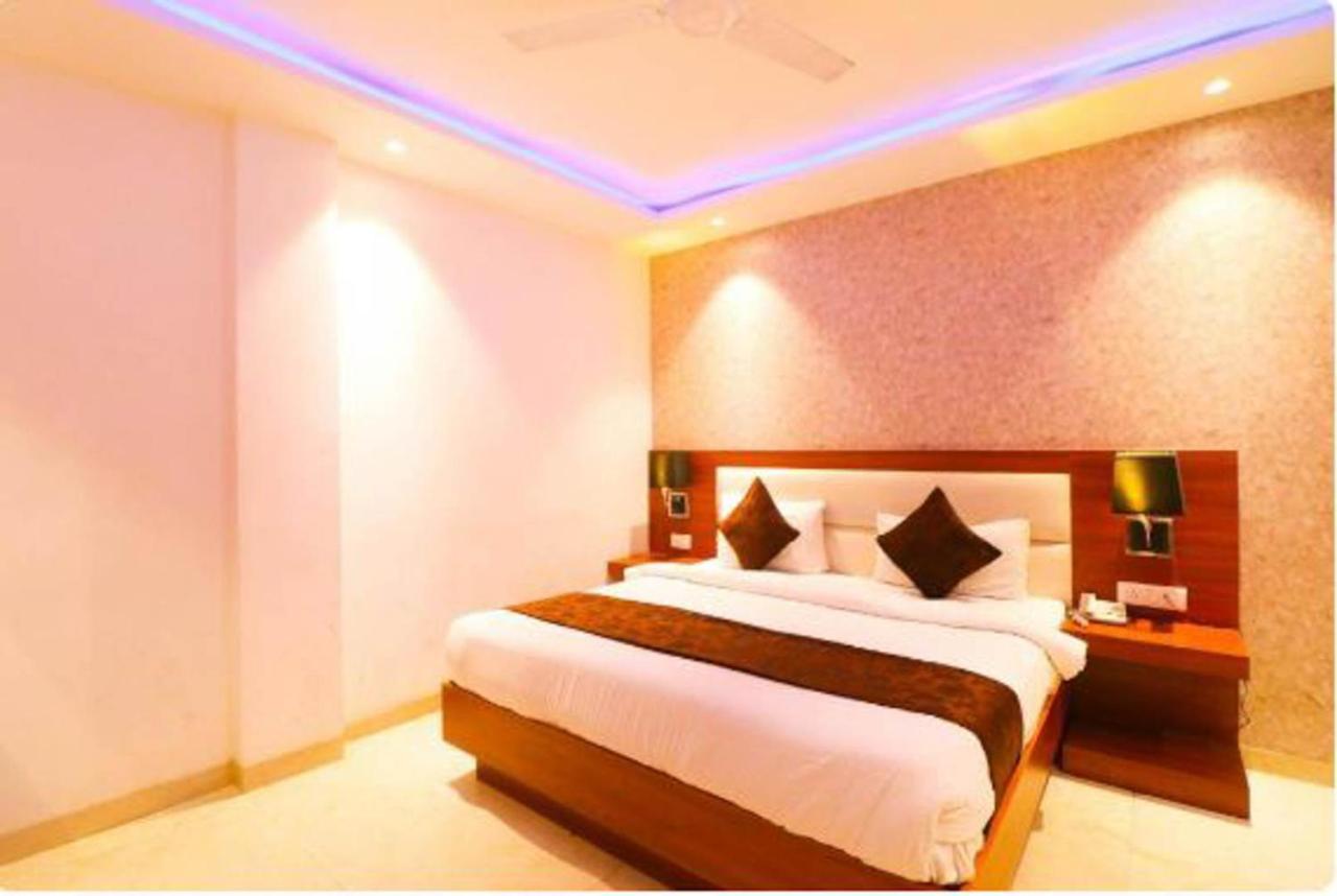 Hotel Royal Sky Luxury Near Delhi Airport นิวเดลี ภายนอก รูปภาพ