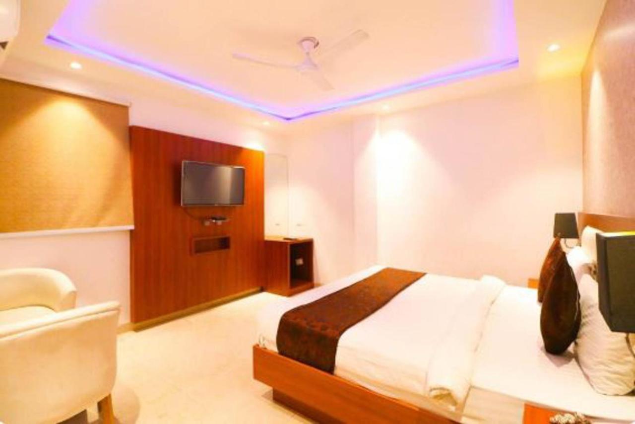 Hotel Royal Sky Luxury Near Delhi Airport นิวเดลี ภายนอก รูปภาพ