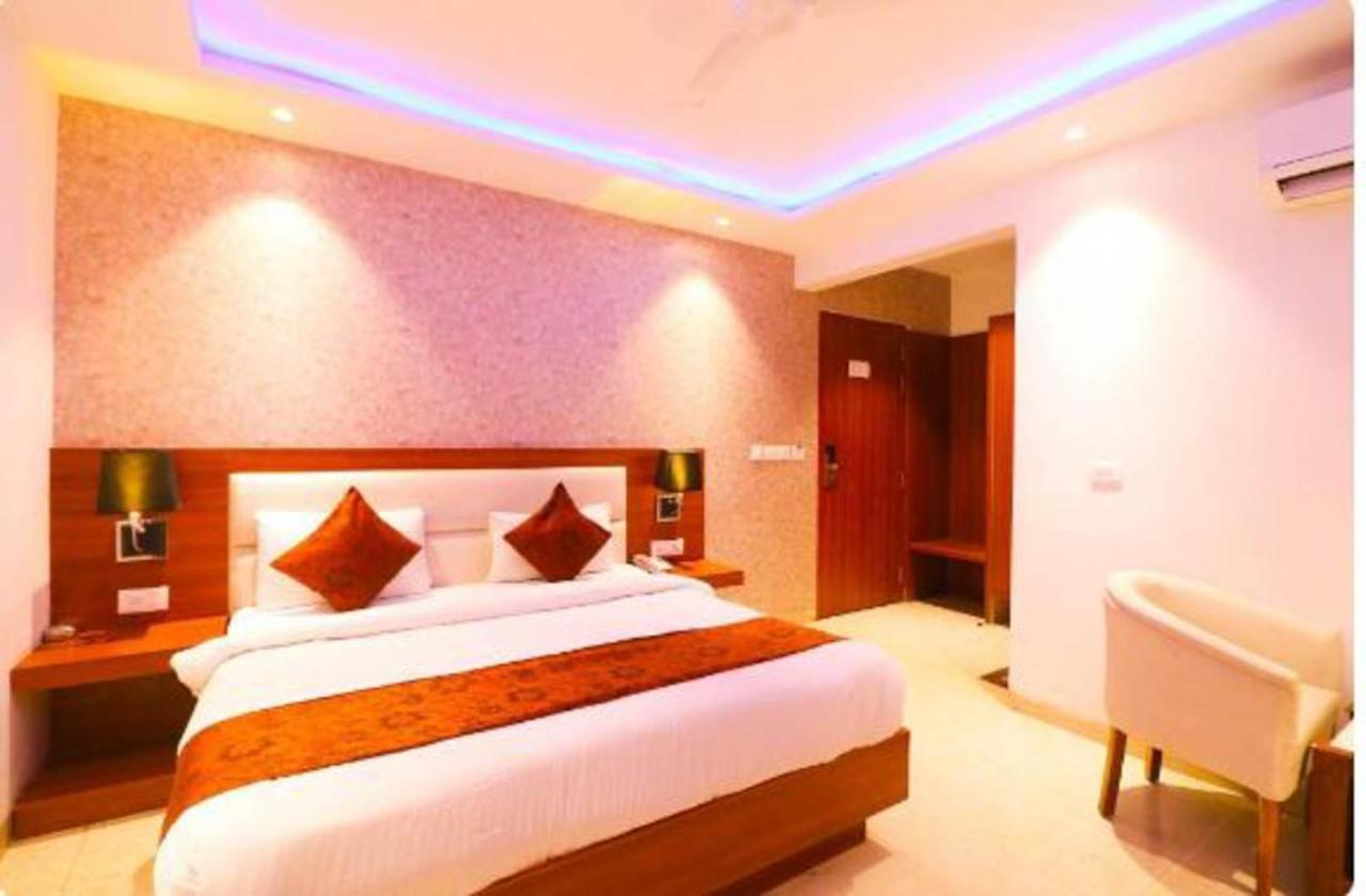 Hotel Royal Sky Luxury Near Delhi Airport นิวเดลี ภายนอก รูปภาพ